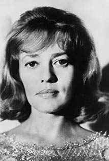 How tall is Jeanne Moreau?